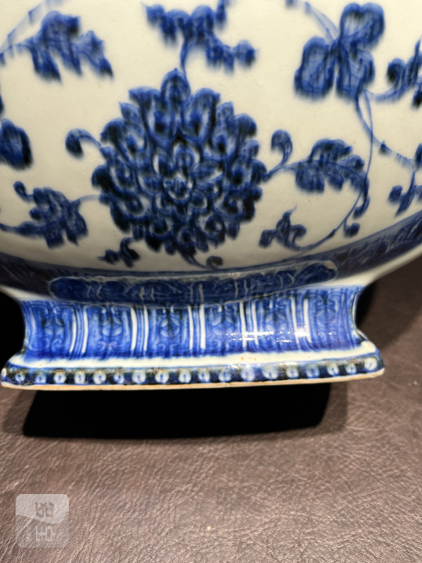 清乾隆 青花缠枝莲纹螭耳抱月瓶 - 图12